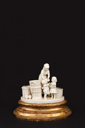 Gruppo scultoreo in biscuit raffigurante venditrice di frutta con due bambini