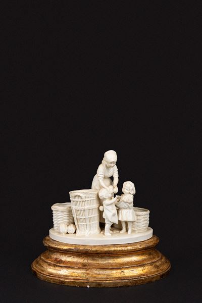 Scultura, Gruppo scultoreo in biscuit raffigurante venditrice di frutta con due bambini