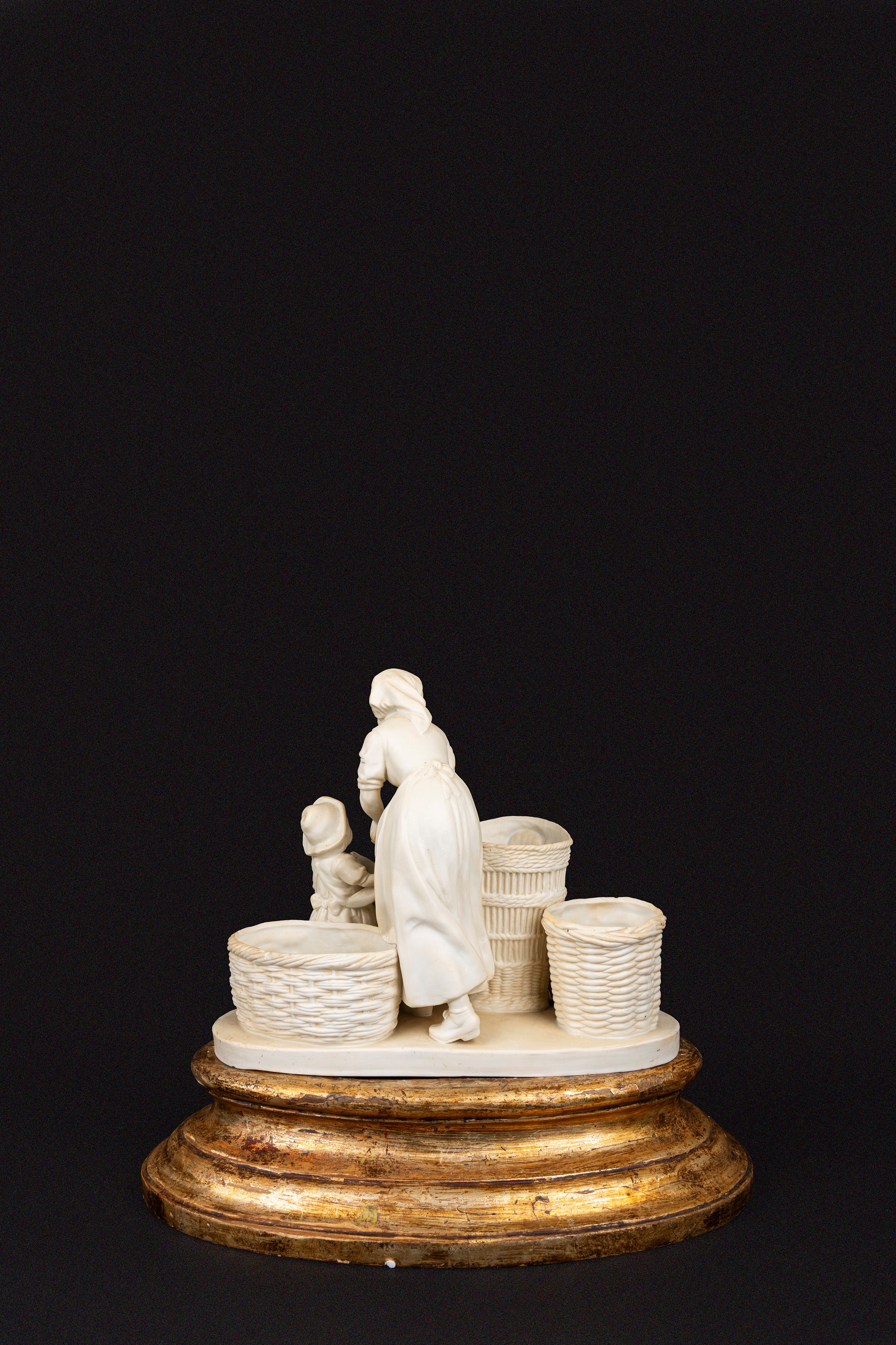 Scultura, Gruppo scultoreo in biscuit raffigurante venditrice di frutta con due bambini