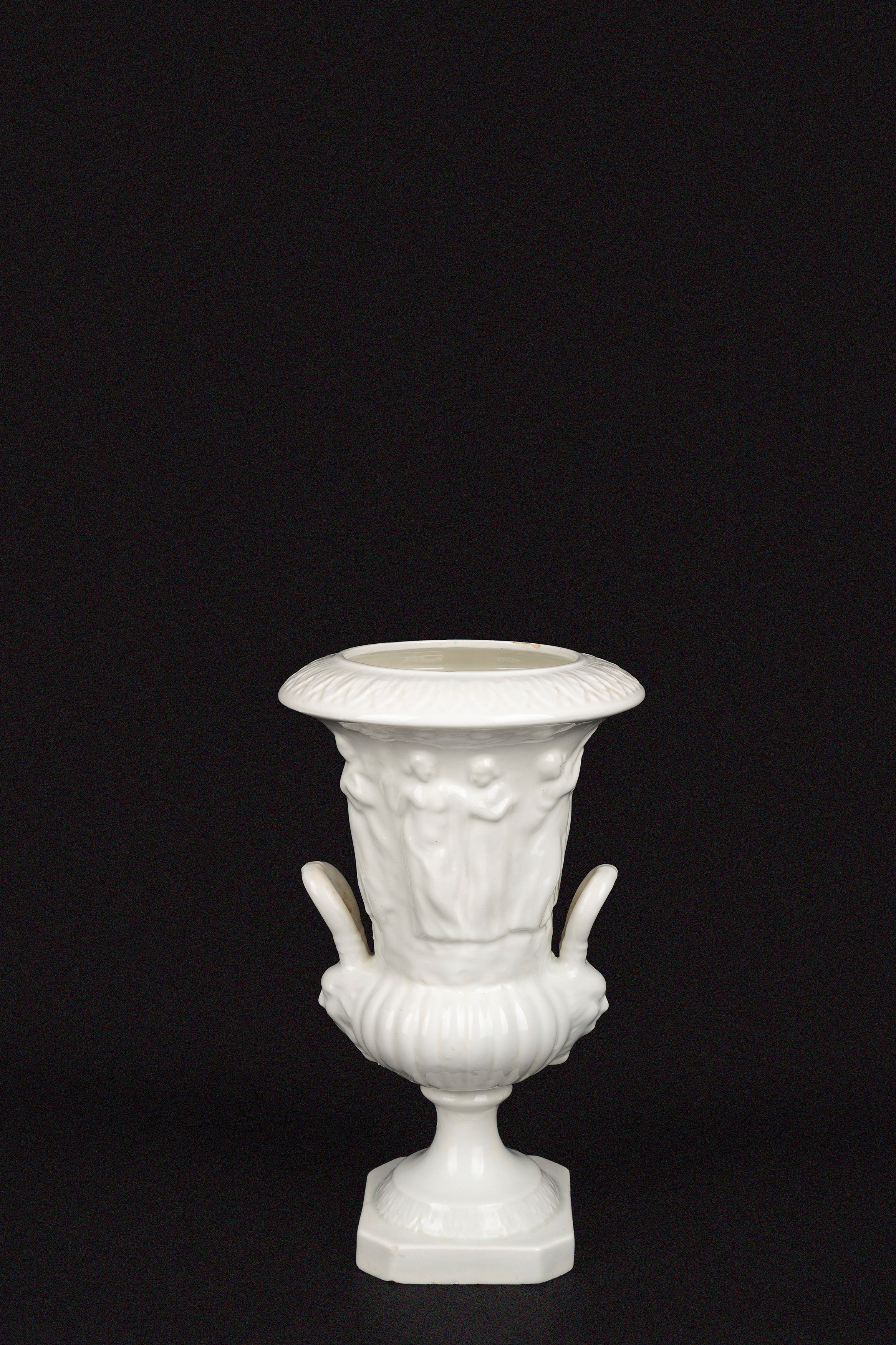 Vaso biansato in porcellana bianca