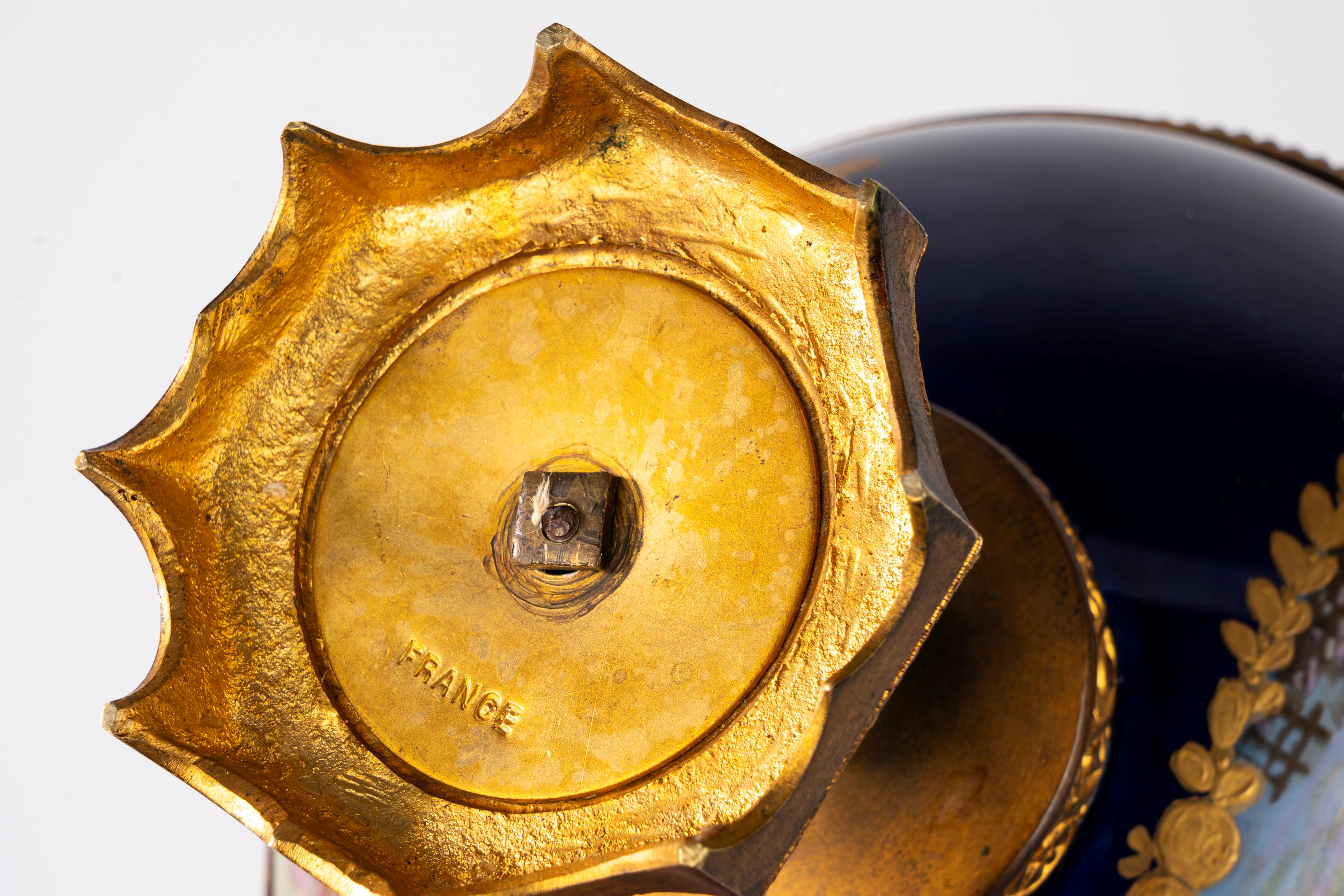 Tre piatti e un’alzatina in porcellana policroma con montatura in bronzo dorato, Francia