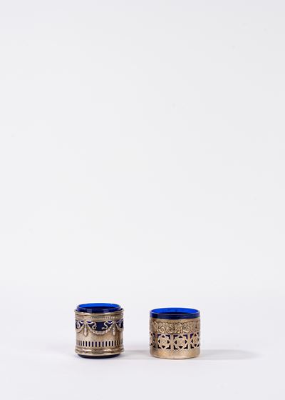 Due salierine in argento (800) con vetro blu
