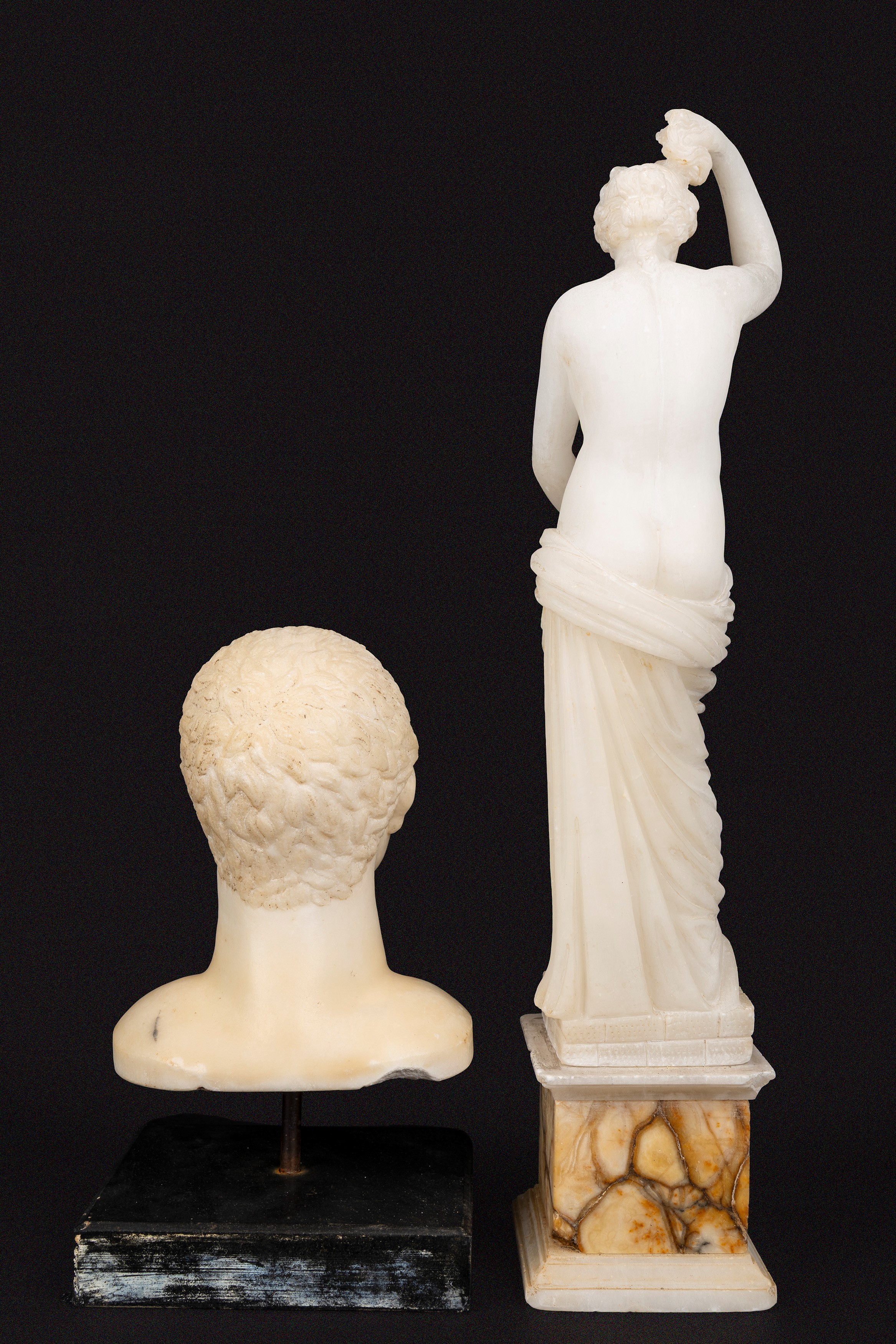 Scultore ignoto, Lotto composto da due sculture in alabastro: 'Venere al bagno' e bustino virile