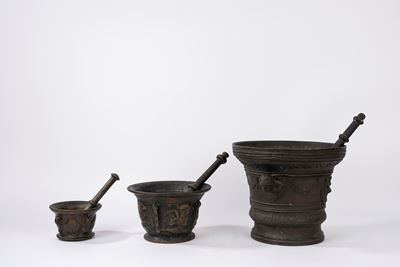 Mortai in bronzo con pestelli, lotto di tre esemplari a decorazione differenziata (epoche XVI–XIX...
