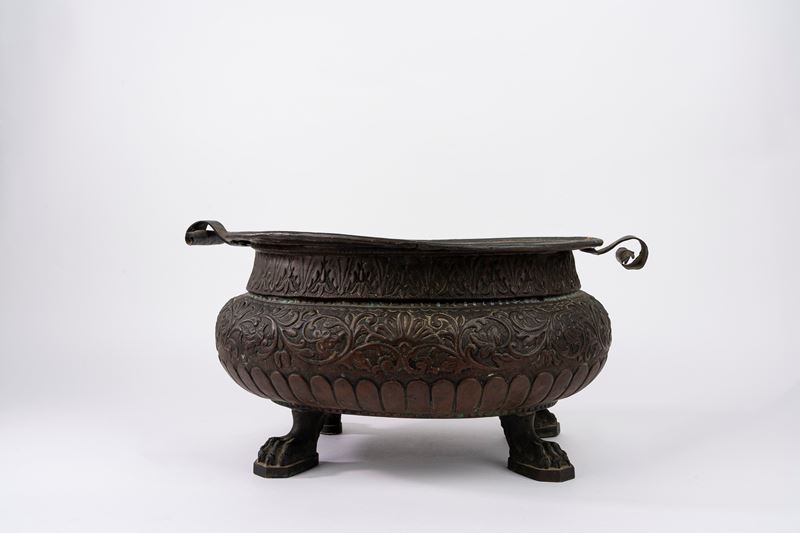 Grande bacile in rame sbalzato, secolo XVIII