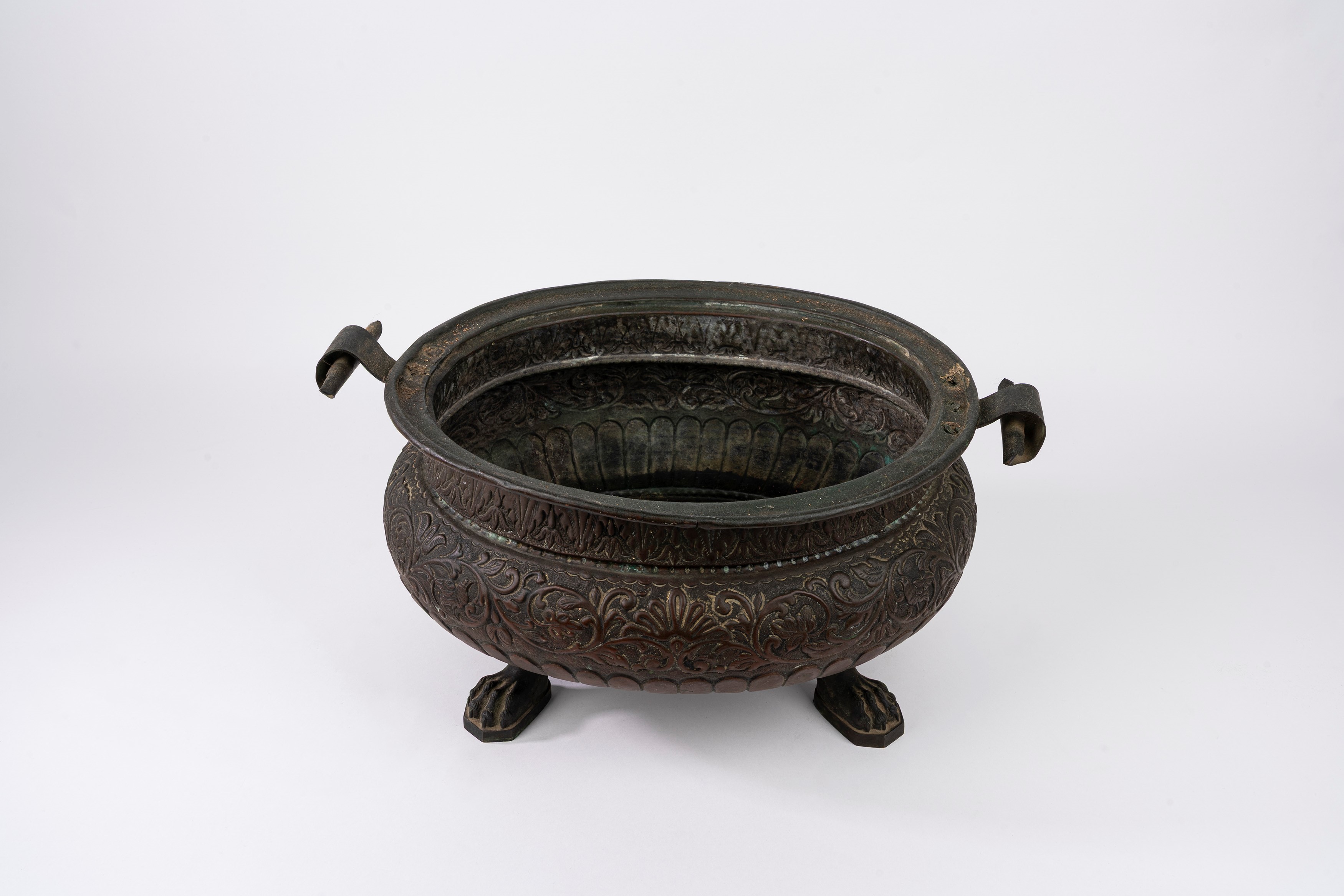 Grande bacile in rame sbalzato, secolo XVIII