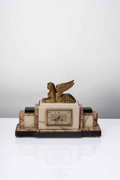 Orologio da tavolo Art Déco in marmi policromi con sfinge alata in bronzo