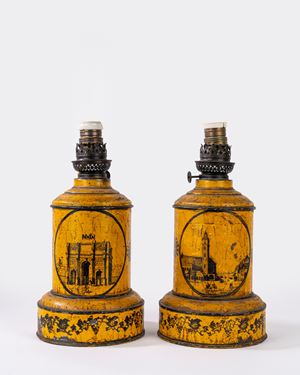 Coppia di lampade da tavolo in latta smaltata con Napoleone a cavallo e vedute di citt&agrave;, secolo XIX