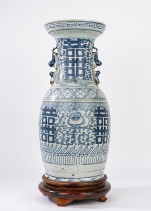Vaso in porcellana bianca e blu, Cina fine secolo XIX &ndash; inizi XX