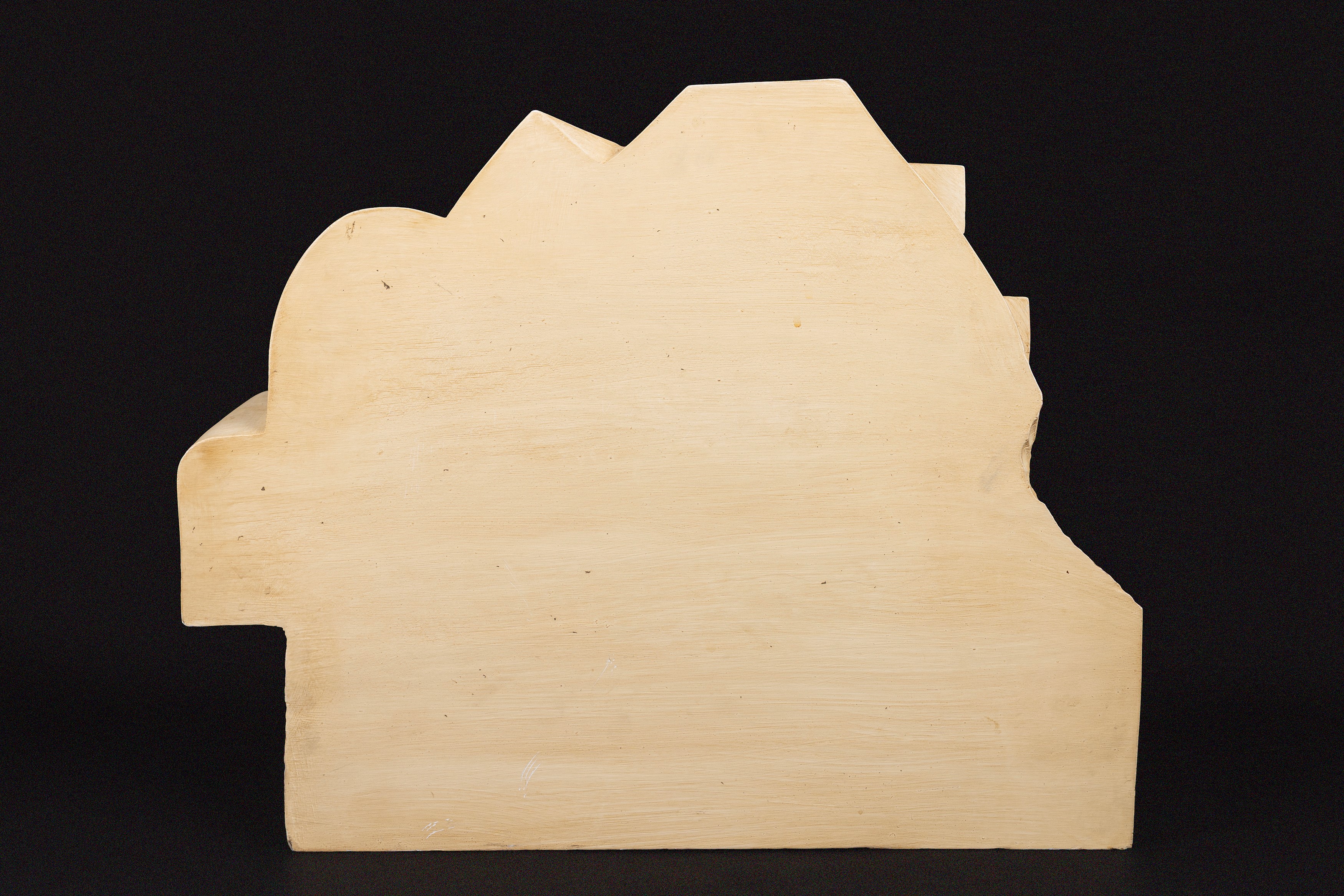 Scultura, legno laccato bianco e oro