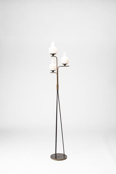 Lampada da terra, metallo verniciato, ottone e vetro (circa 1960)