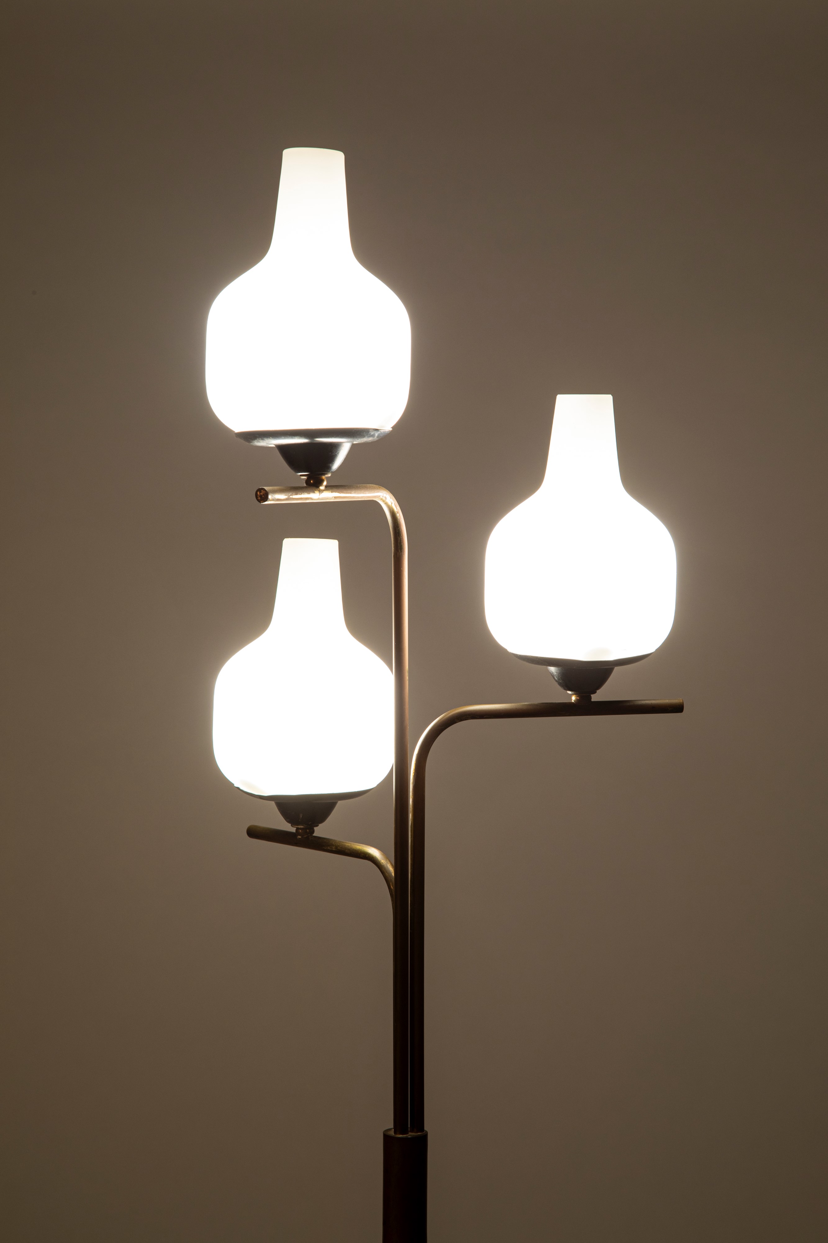 Manifattura Italiana - Lampada da terra, metallo verniciato, ottone e vetro (circa 1960)