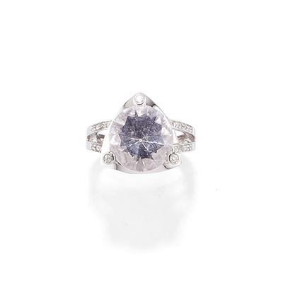 Anello, collezione Mes couleur à toi, oro bianco 18k con quarzo e diamanti