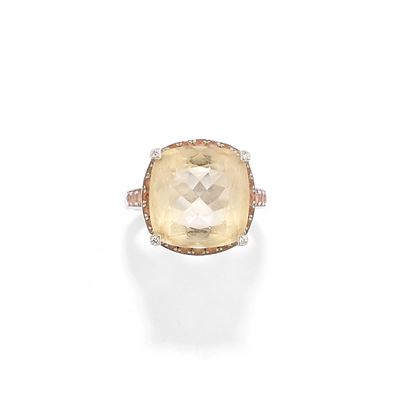 Anello, quarzo taglio cuscino con zaffiri gialli e diamanti in oro bianco 18k