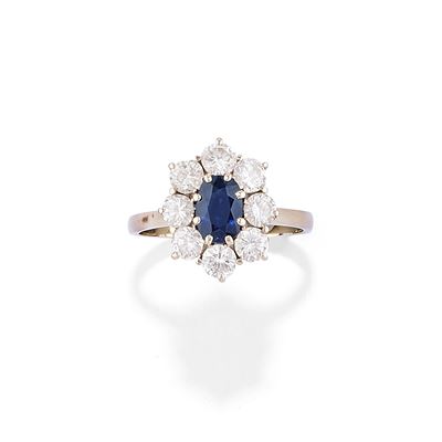 Anello a fiore in oro bianco 18k con zaffiro ovale e diamanti