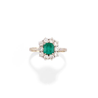 Anello con smeraldo taglio carré e diamanti, oro bianco 18k