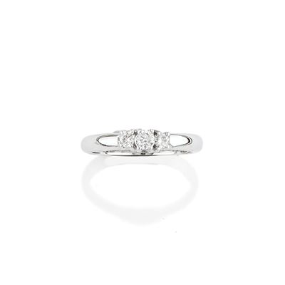 Anello in oro bianco 18k con tre diamanti