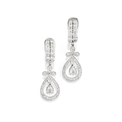 Orecchini in oro bianco 18k con diamanti taglio brillante e goccia, ct 3,00 circa