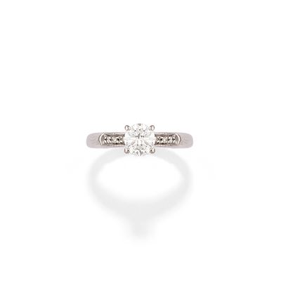 Anello in oro bianco 18k con diamante e diamanti laterali