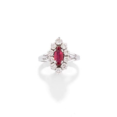 Anello con granato marquise e diamanti, oro bianco 18k