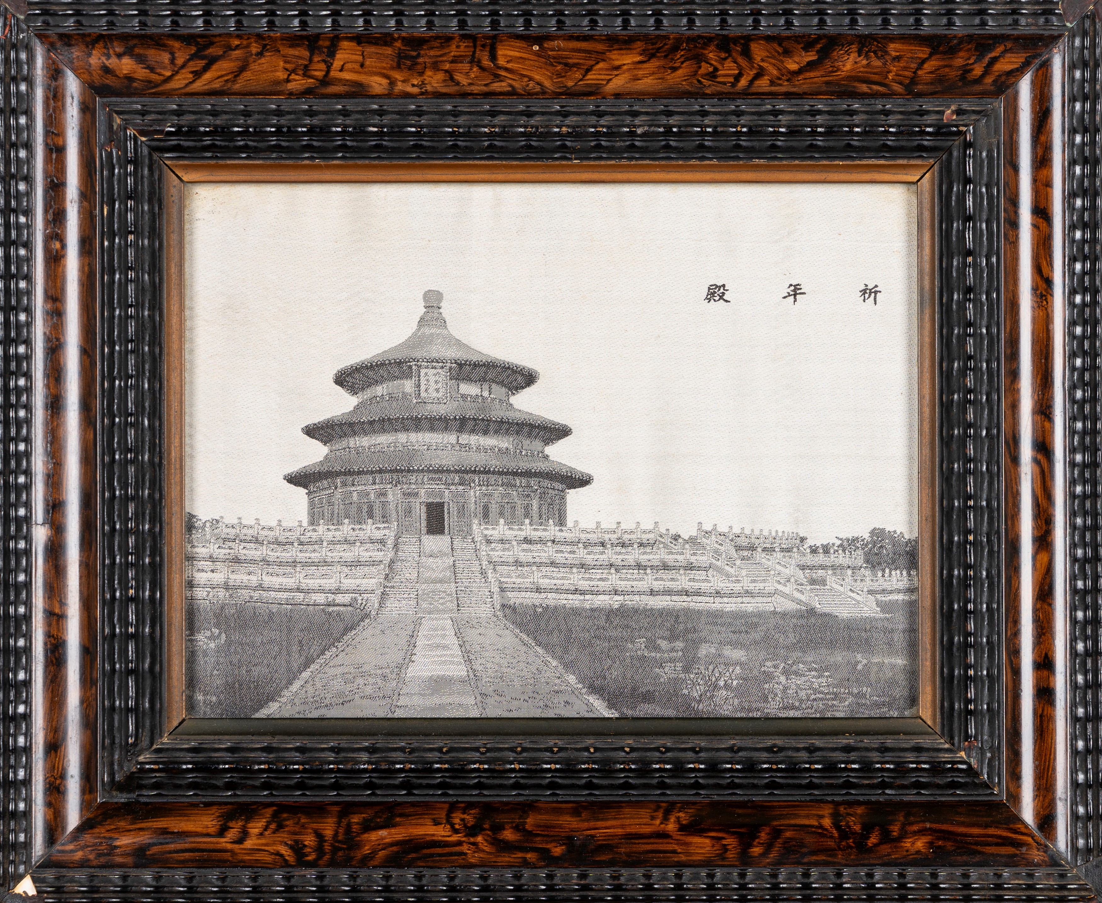 Due ricami su seta a monocromo raffiguranti vedute della Città Proibita, Cina secolo XX