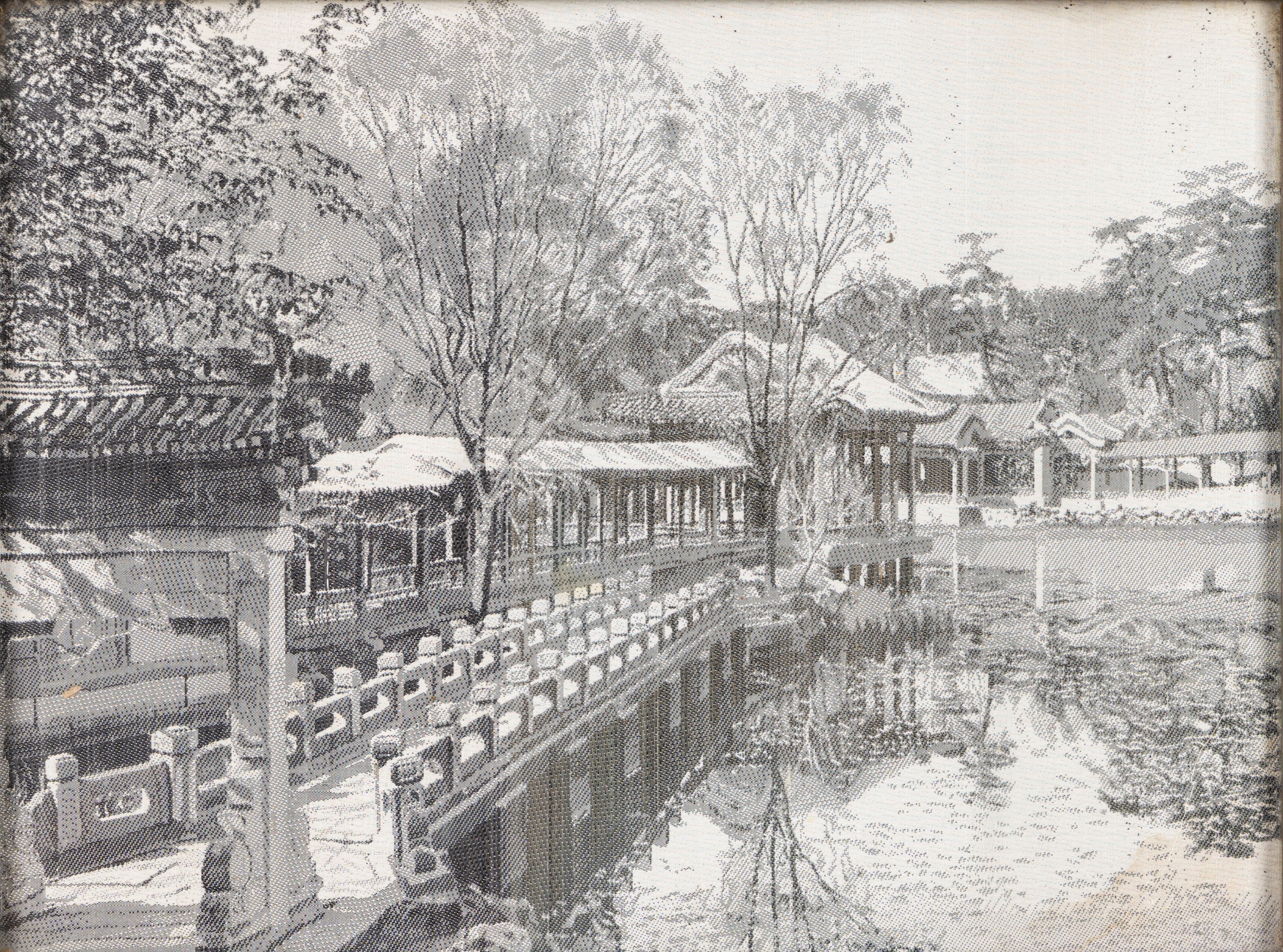 Due ricami su seta a monocromo raffiguranti vedute della Città Proibita, Cina secolo XX