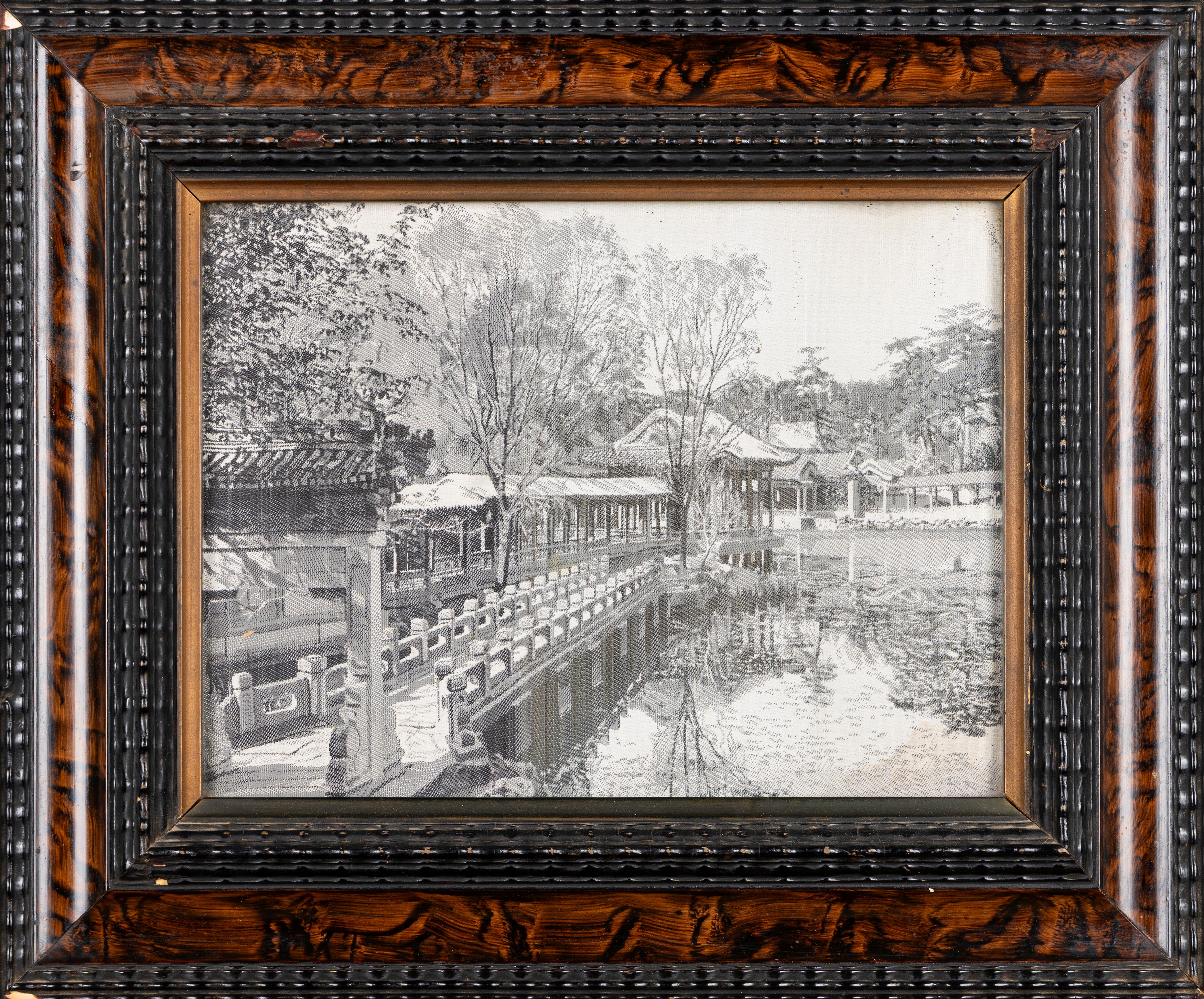 Due ricami su seta a monocromo raffiguranti vedute della Città Proibita, Cina secolo XX