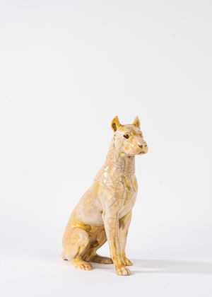 Scultura in porcellana raffigurante molosso