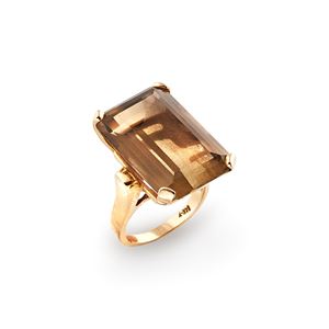 Ring with quartz