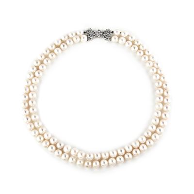 Collana a due fili di perle coltivate, in oro bianco 18k con chiusura in diamanti taglio brillant...