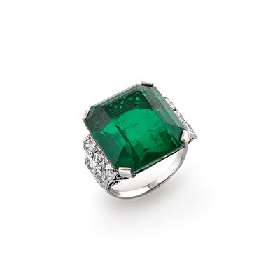 Anello in platino con pasta vitrea verde, rettangolare a contorno ottagonale