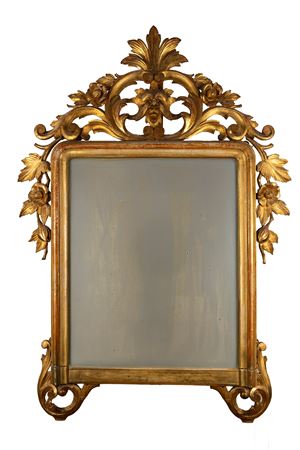 Specchiera in legno intagliato e dorato con fastigio con mascherone sulla sommit&agrave;, secolo XIX