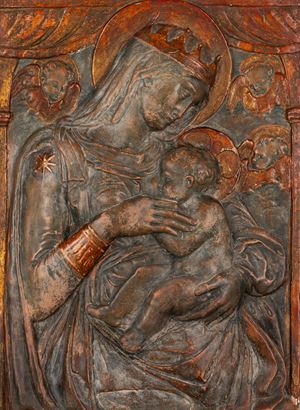 Bassorilievo in terracotta policroma raffigurante Madonna con Bambino