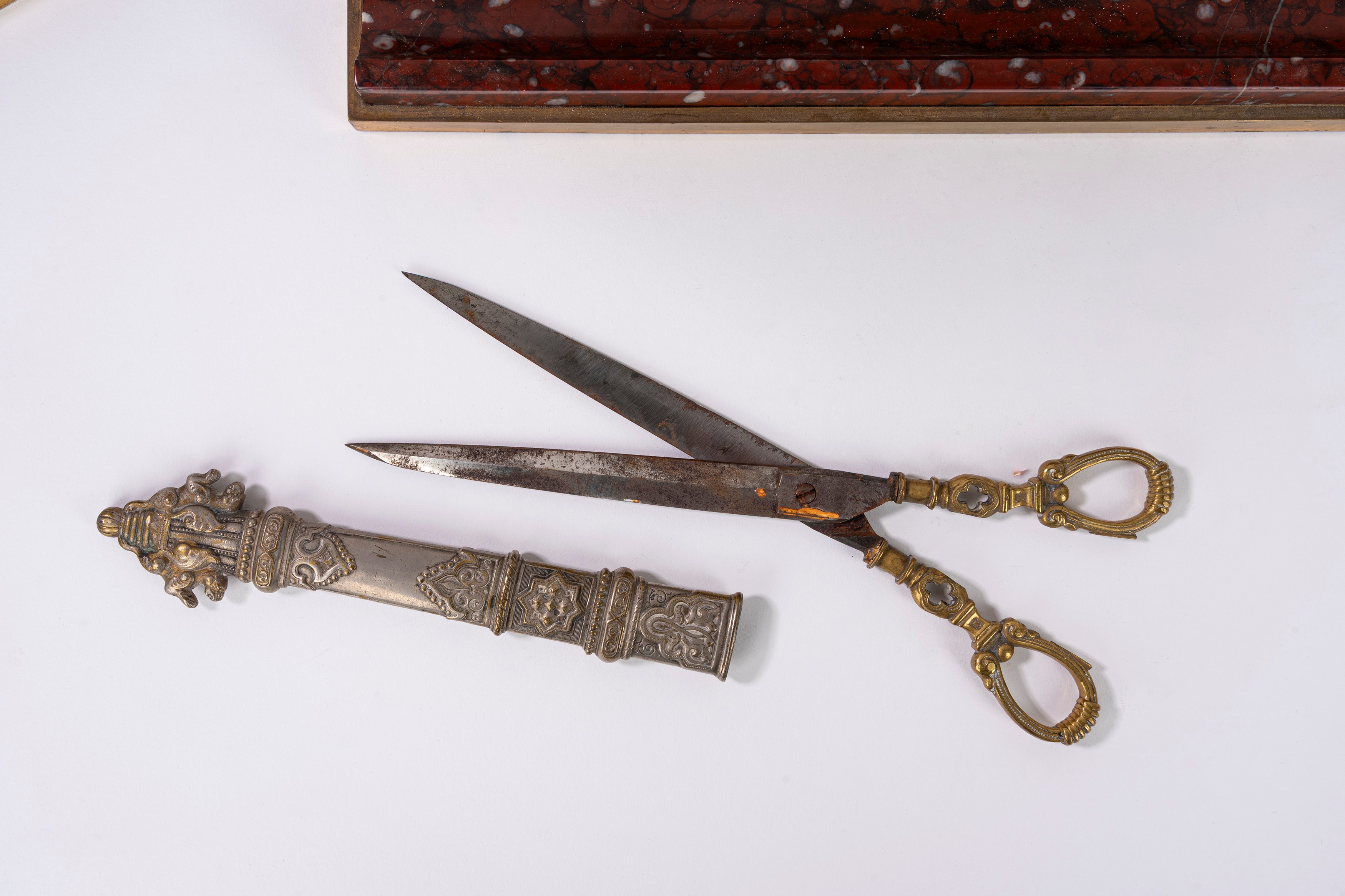 Set da scrivania in bronzo dorato e marmo rosso, secolo XIX