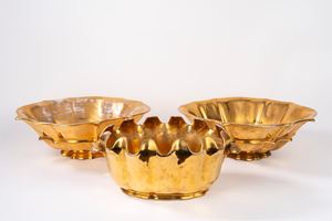 Lotto composto da tre centrotavola in ceramica dorata, manifattura Borghese Pratica di Mare, secolo XX