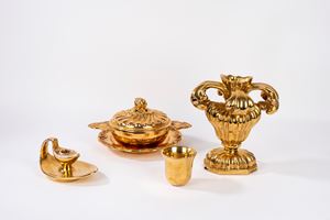 Lotto composto da tazza da puerpera con piattino, vaso, lucerna e bicchierino in ceramica dorata, manifattura Borghese Pratica di Mare, secolo XX