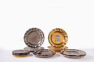 Lotto composto da due piatti in ceramica dorata, sei piatti in ceramica argentata e tre piattini in ceramica argentata, manifattura Borghese Pratica di Mare, secolo XX