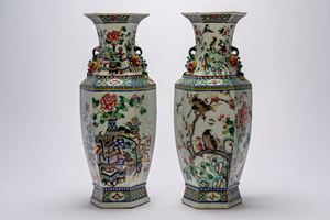 Bella coppia di grandi vasi esagonali in porcellana Famiglia Rosa, Cina, fine secolo XIX / inizi XX