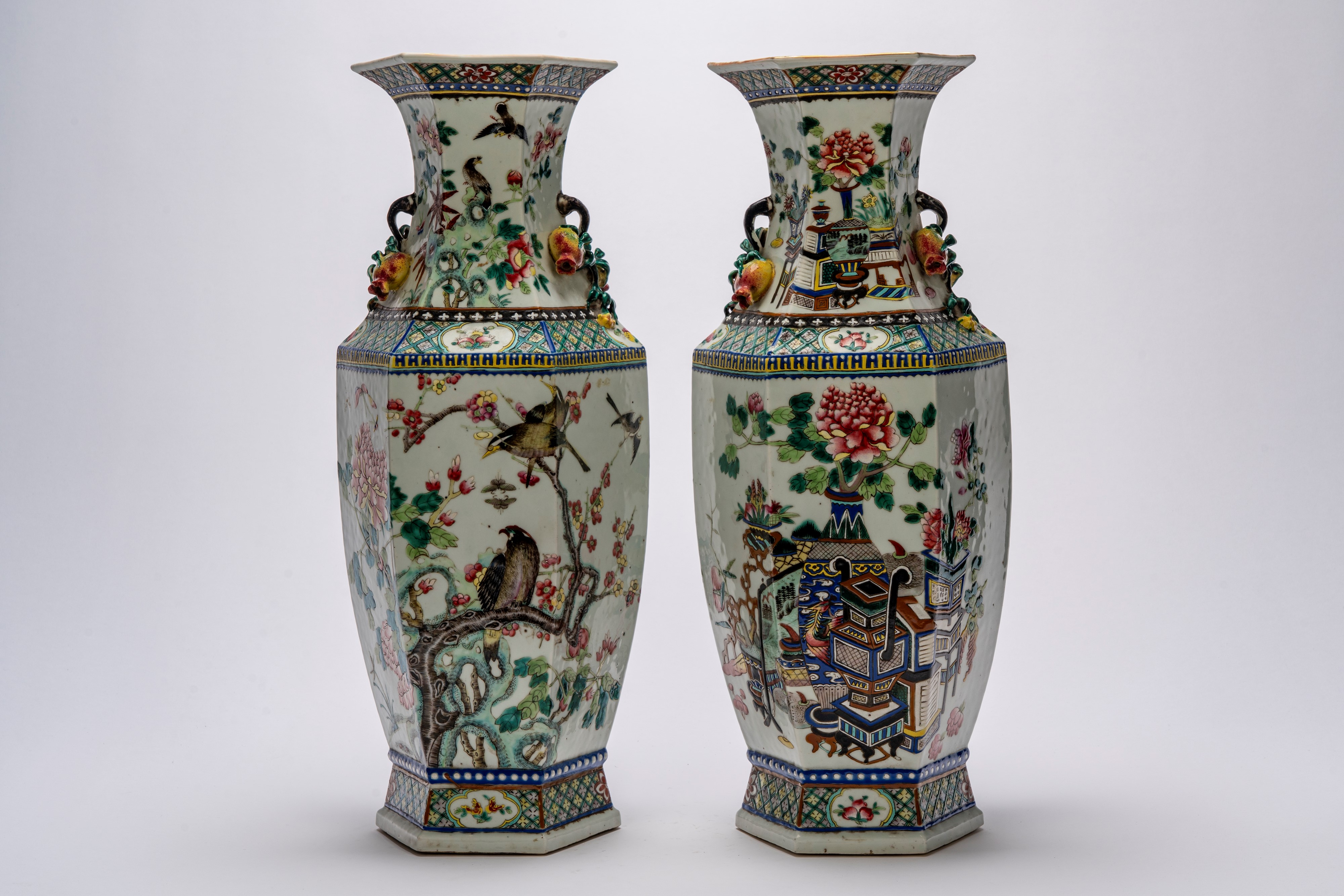 Bella coppia di grandi vasi esagonali in porcellana Famiglia Rosa, Cina, fine secolo XIX / inizi ...