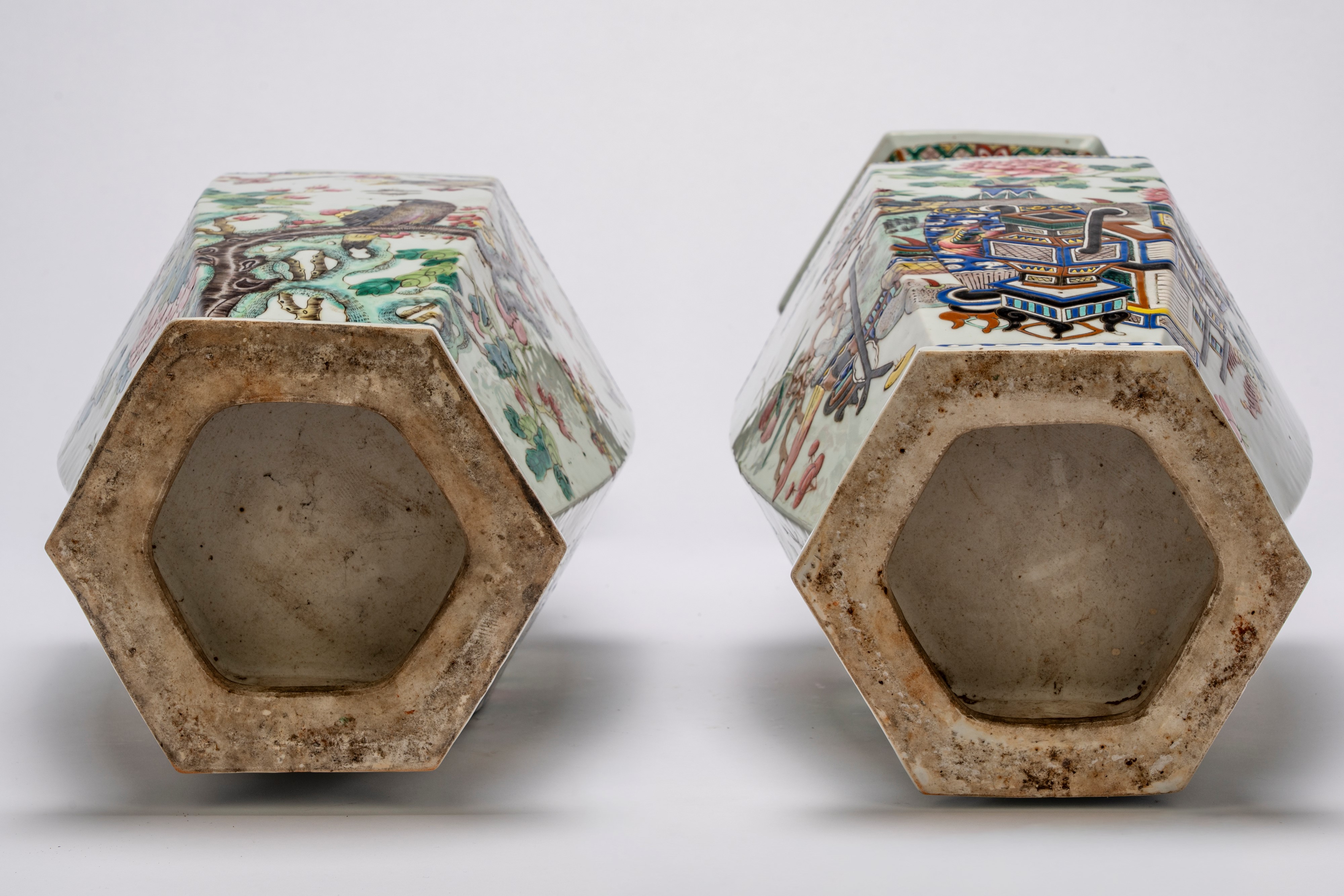 Bella coppia di grandi vasi esagonali in porcellana Famiglia Rosa, Cina, fine secolo XIX / inizi ...