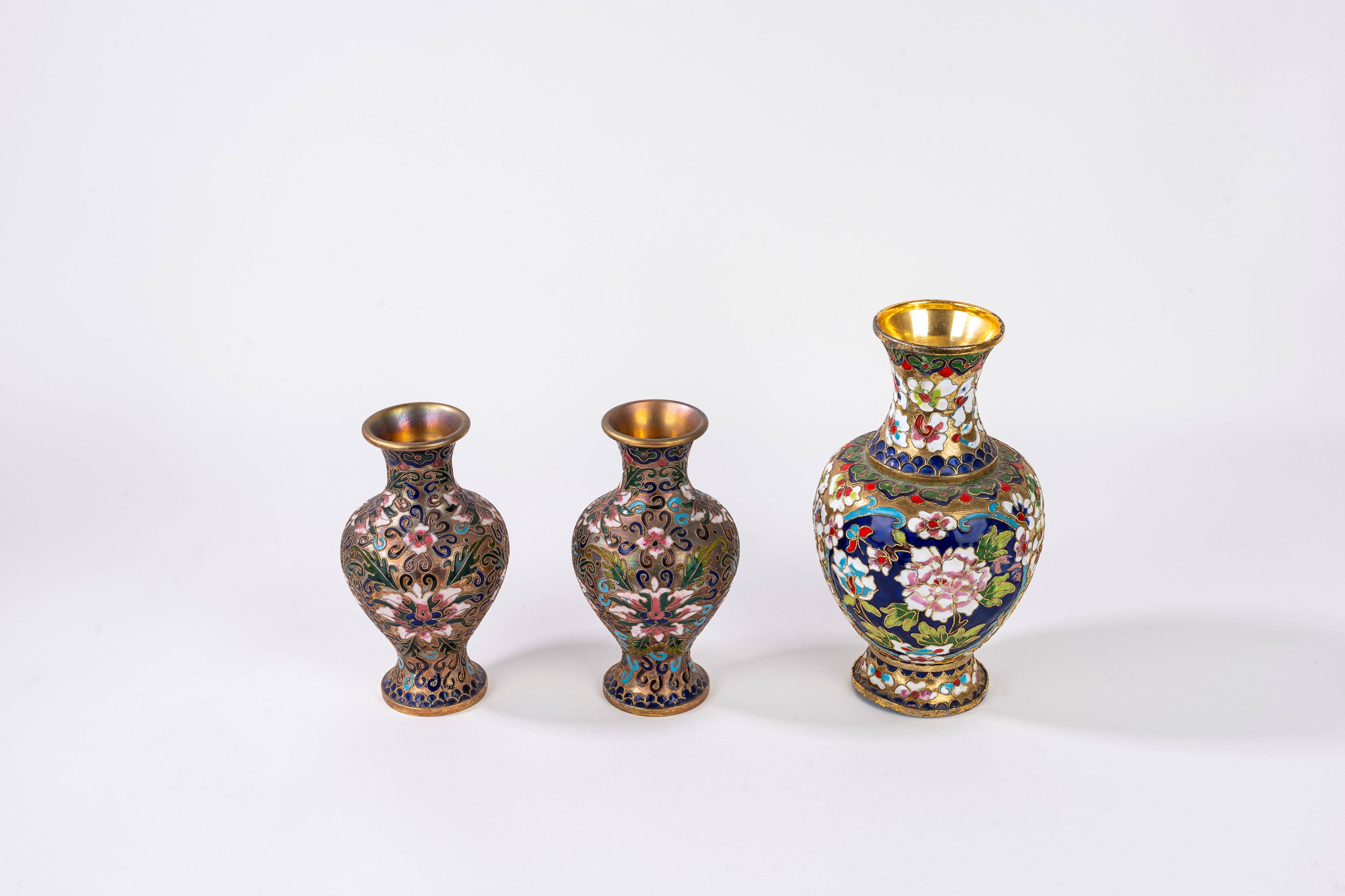 Cina, Tre vasetti in smalto cloisonnè, secolo XX