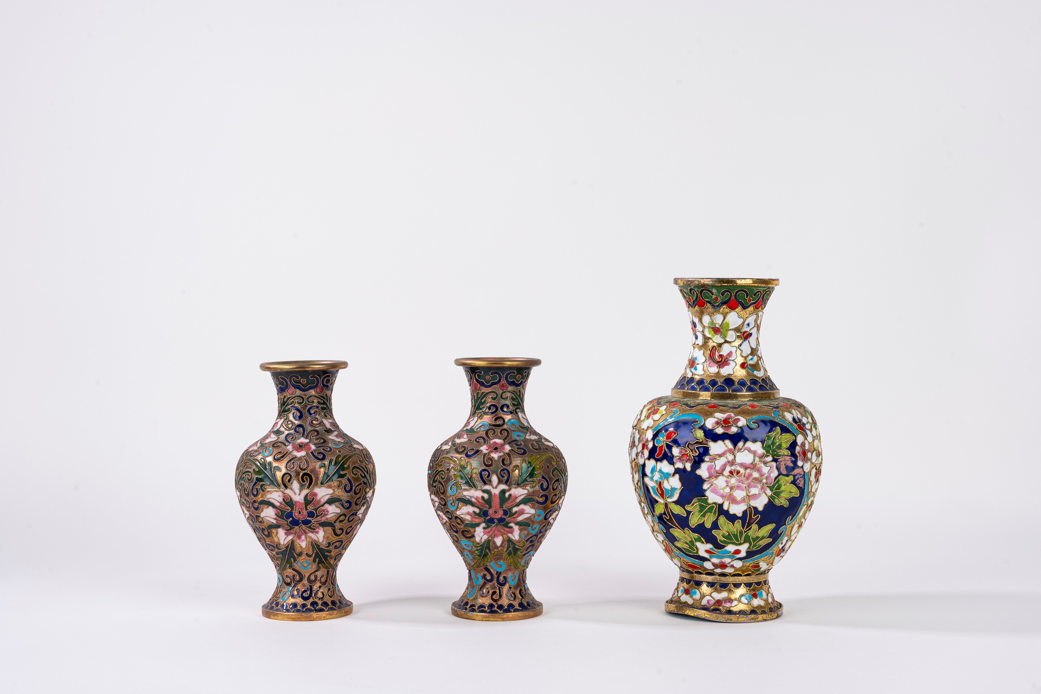 Cina, Tre vasetti in smalto cloisonnè, secolo XX