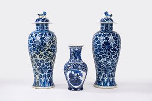 Due potiche cinesi in porcellana e un vasetto olandese in porcellana bianca e blu, secolo XX