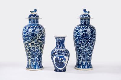 Due potiche cinesi in porcellana e vasetto olandese in porcellana bianca e blu, secolo XX