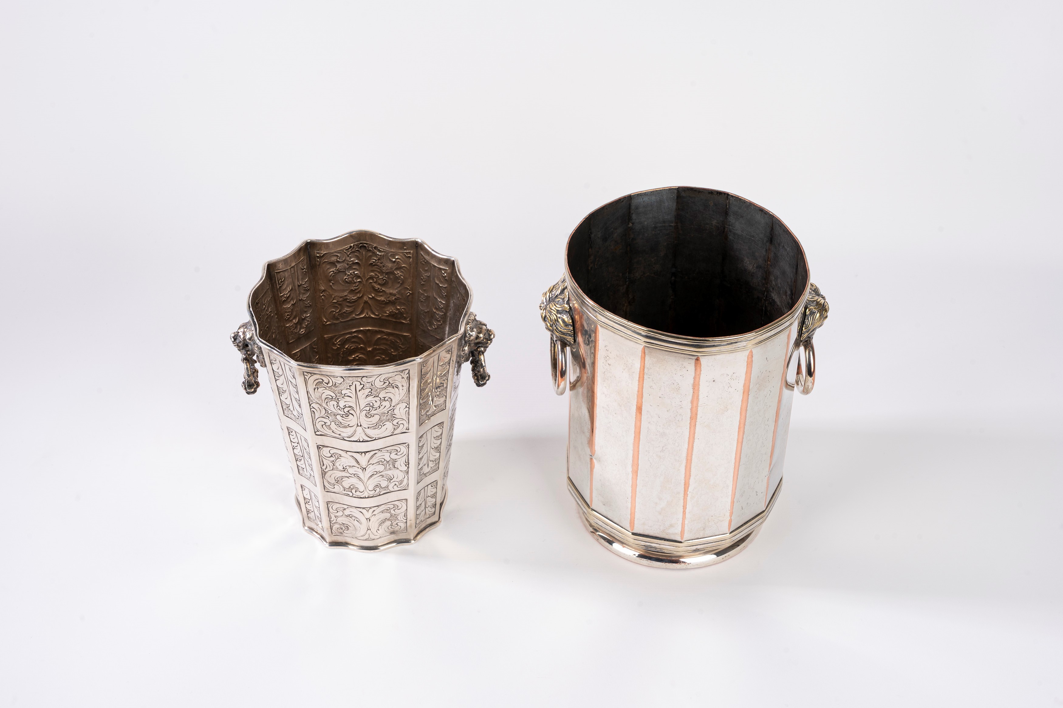 Due secchielli da ghiaccio in metallo argentato con prese a guisa di leone