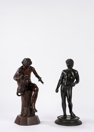 Scultore anonimo, Due bronzetti raffiguranti Antinoo e un ragazzo con gatto, inizio del XX secolo