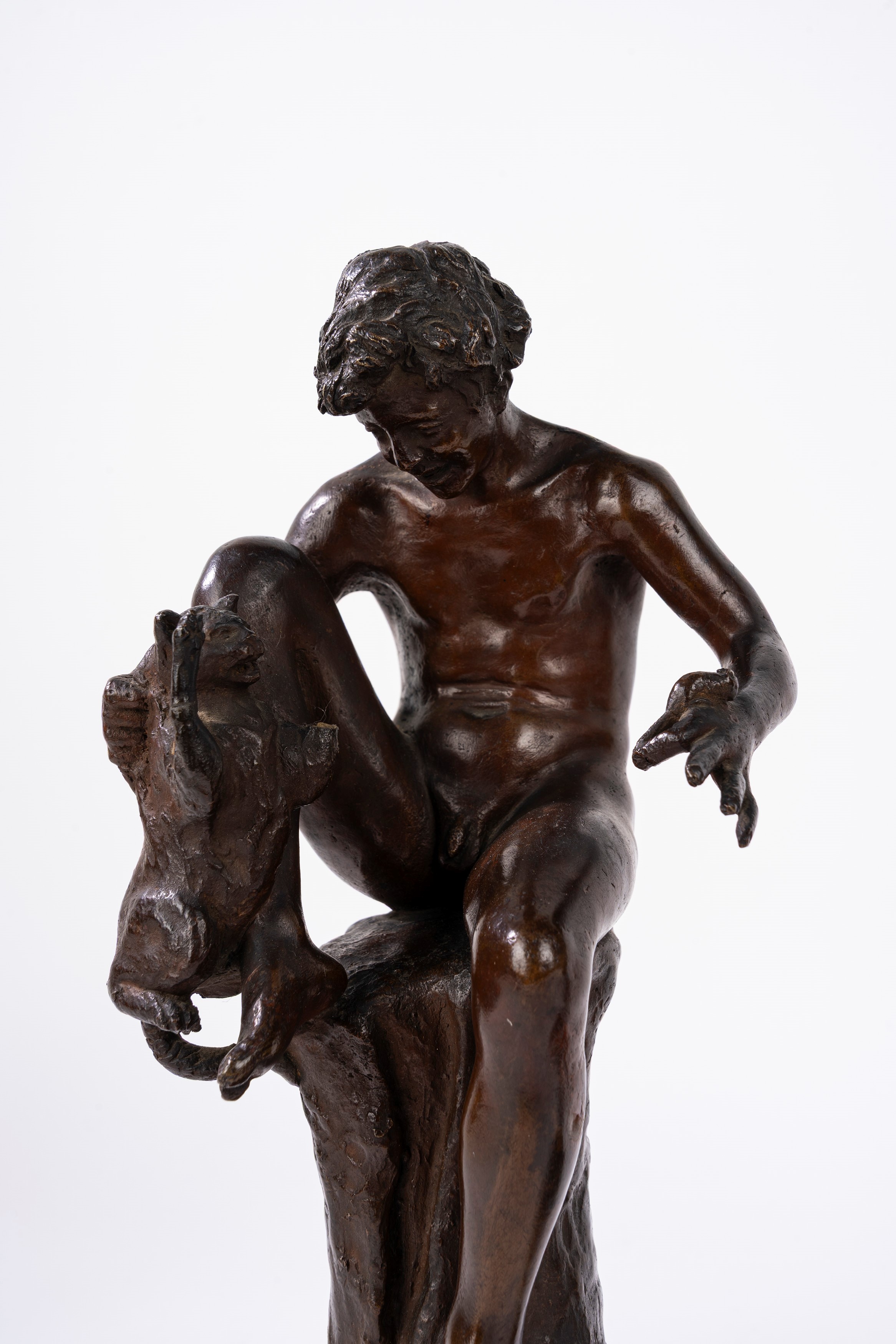 Scultore anonimo, Due bronzetti raffiguranti Antinoo e un ragazzo con gatto, inizio del XX secolo