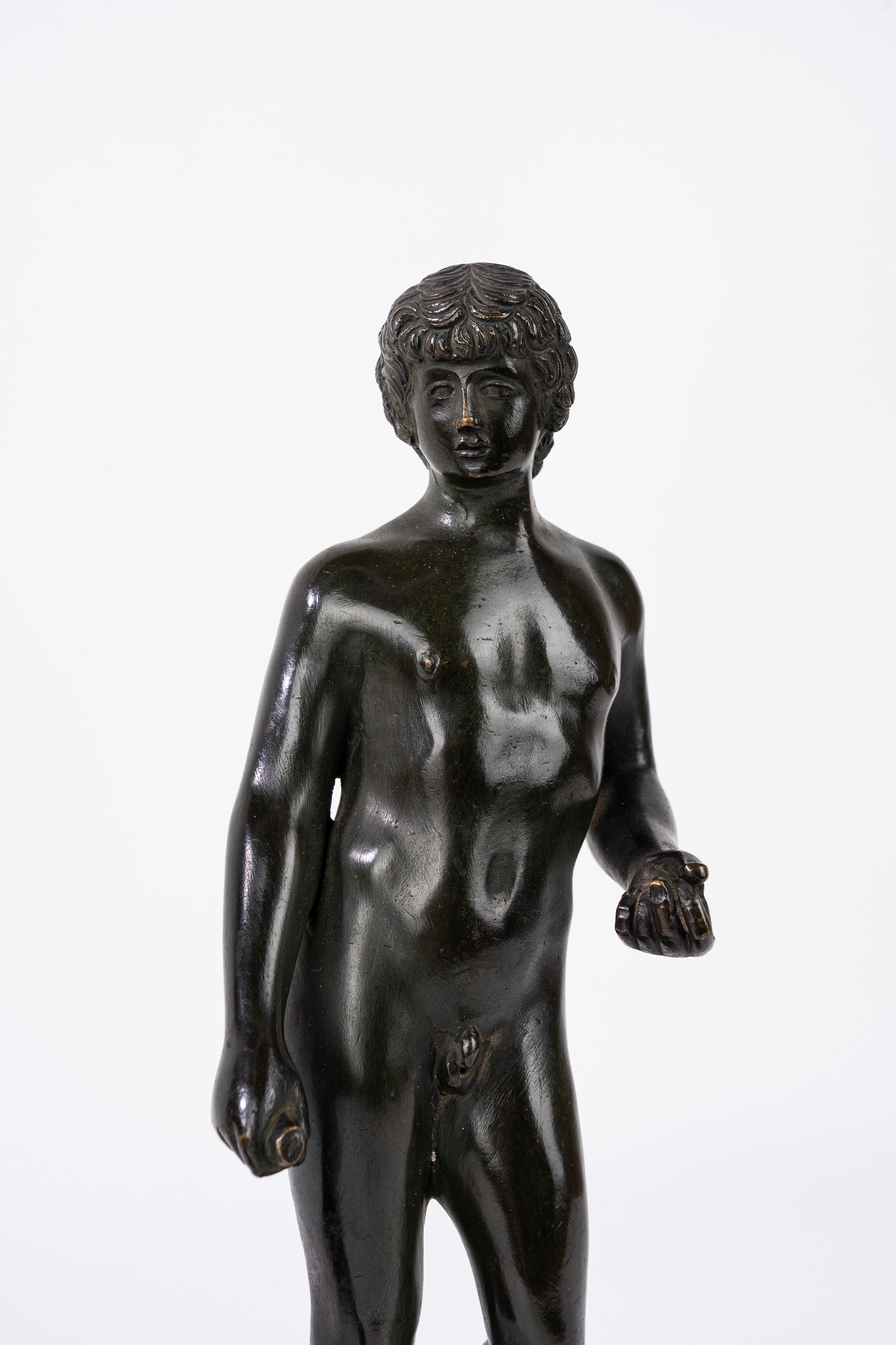 Scultore anonimo, Due bronzetti raffiguranti Antinoo e un ragazzo con gatto, inizio del XX secolo