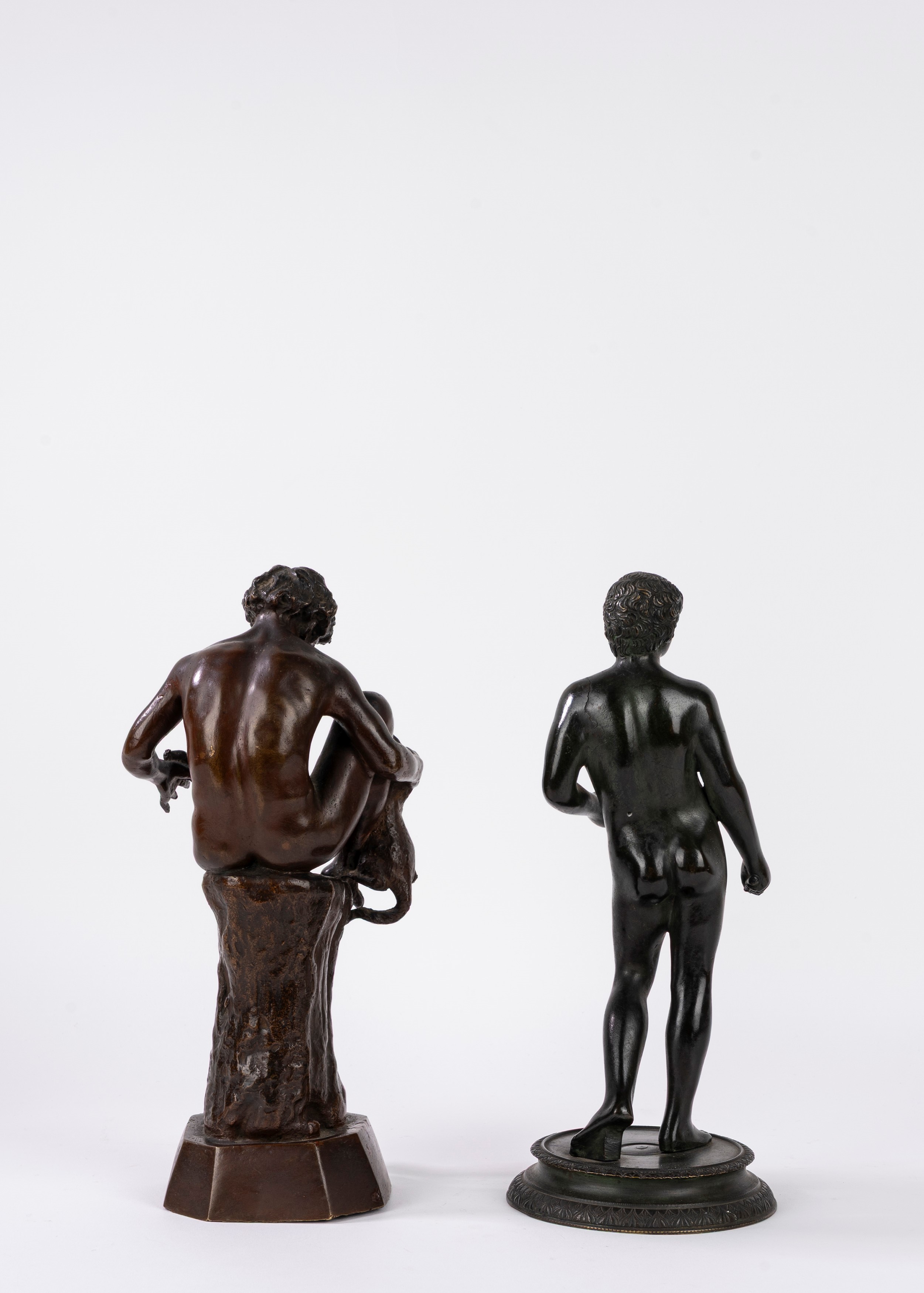 Scultore anonimo, Due bronzetti raffiguranti Antinoo e un ragazzo con gatto, inizio del XX secolo