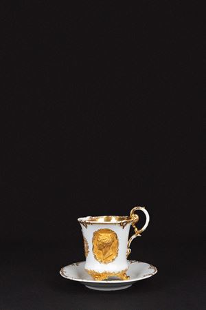 Tazza in porcellana bianca e oro con piattino, manifattura di Meissen, secolo XIX